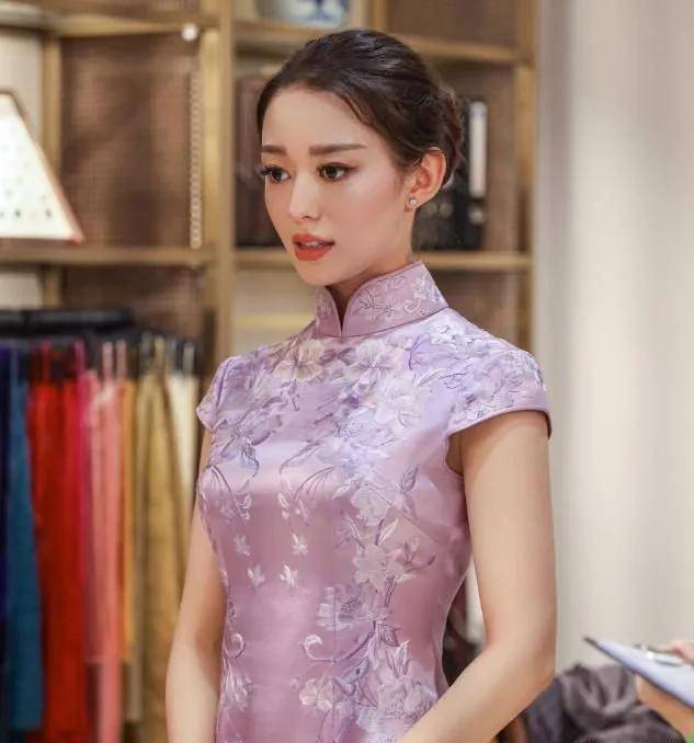 看她穿起古典旗袍后,凹凸身材比例太圈粉!_形象_发展_线条美