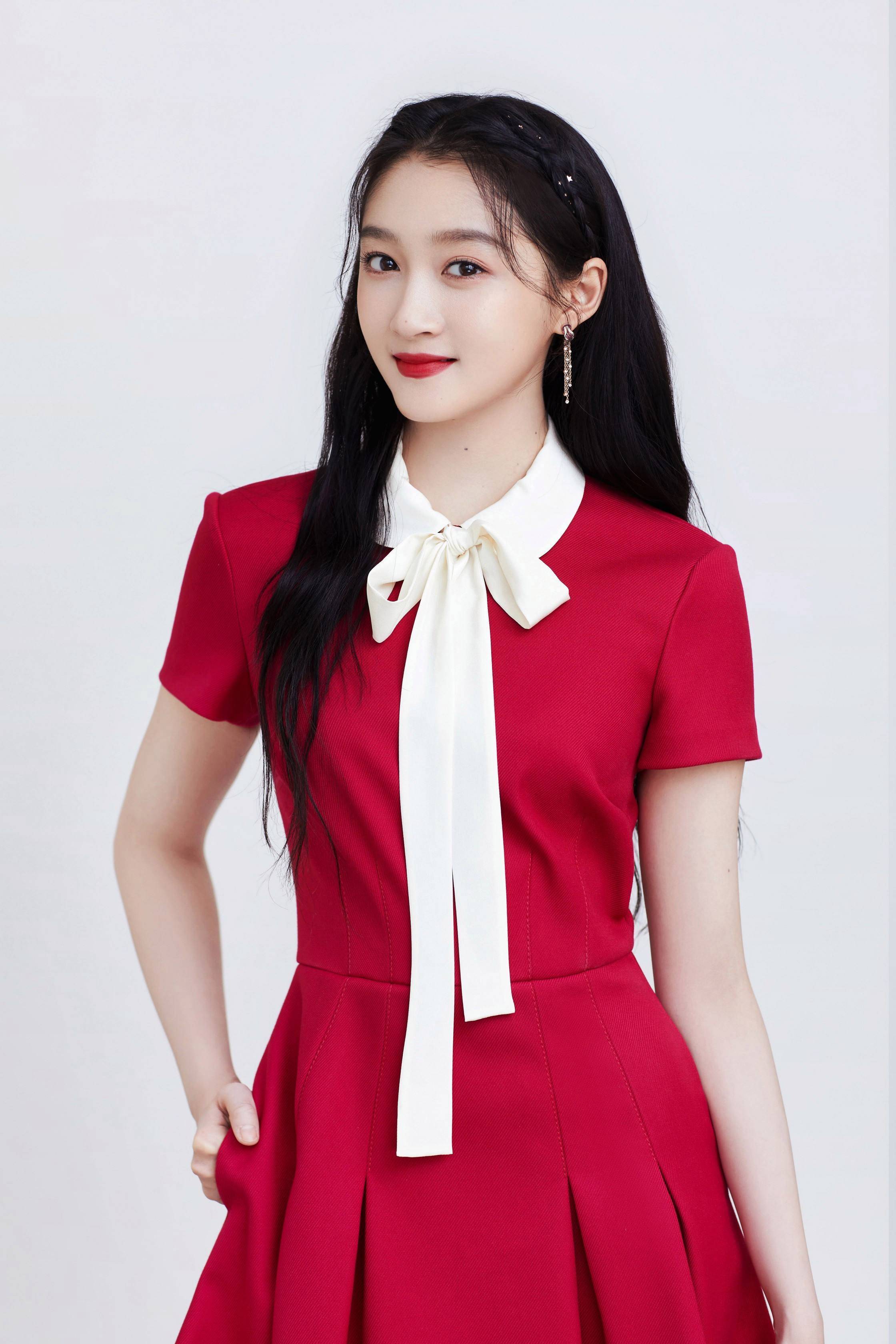 "国民闺女"关晓彤黑红往事_鹿晗_李君_因为