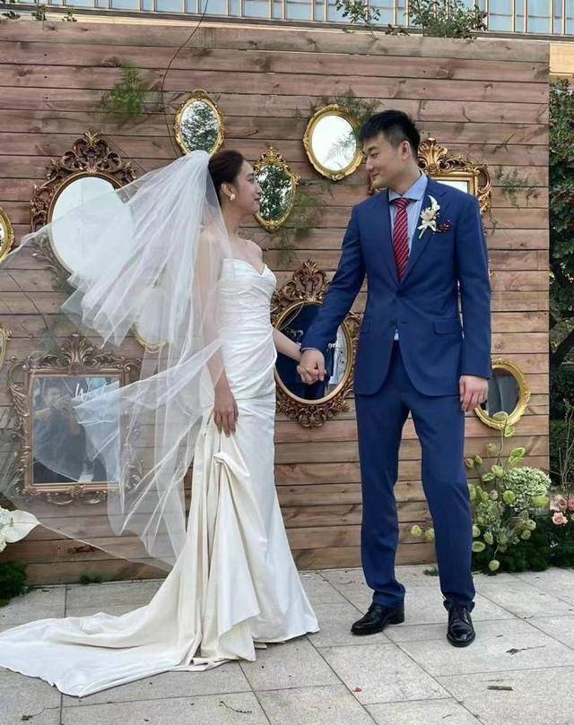 丛明晨办婚礼 杨鸣穿着低调