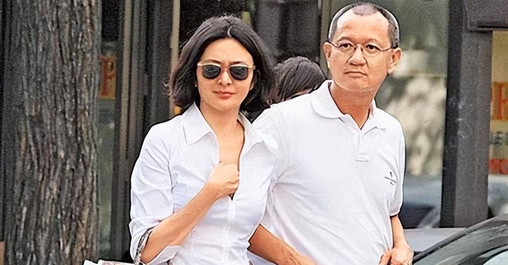 父亲关山找小女友,女儿关之琳嫁比他小2岁富商,两人28年不来往_母亲