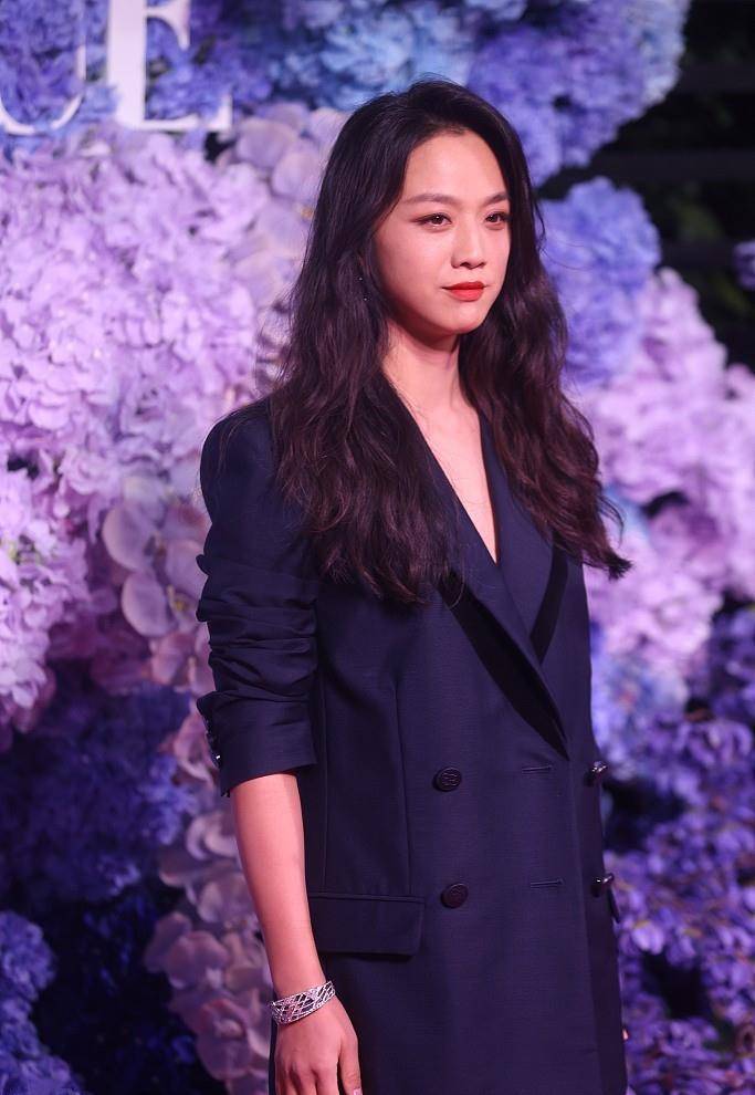 42岁汤唯气质太出众,穿西装比别人穿礼裙还好看,高级感爆棚_黑色_风格