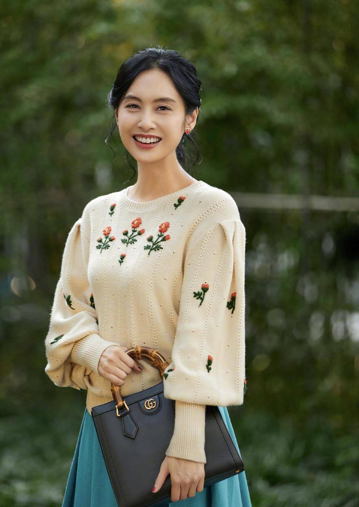 朱茵气质太独特,穿白t恤配破洞裤都很高级,不愧是"紫霞仙子"_白色