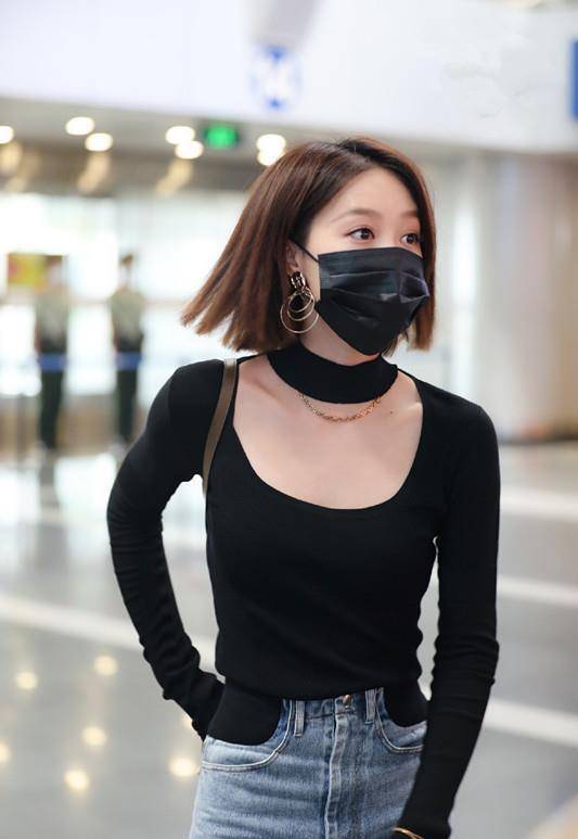 蓝盈莹再秀蚂蚁腰,穿修身上衣搭阔腿裤走机场,可显高挑了!