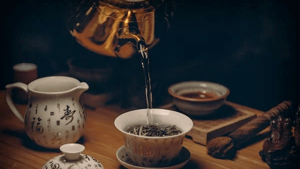 山野幽居旋律中笛箫的音,回环起伏,无影无踪,染红了桃花,也刷绿了草地