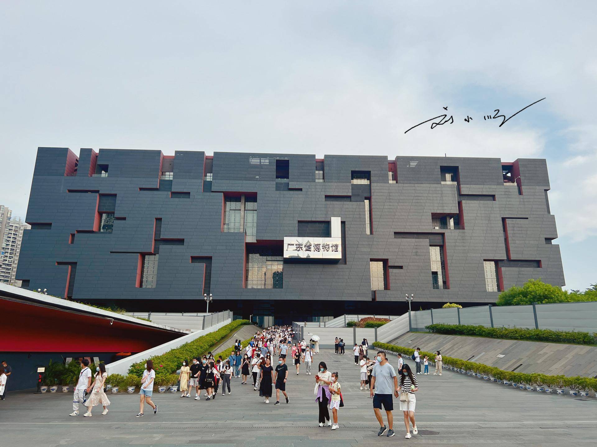 实拍广东省博物馆，广州新地标之一，因外形奇特而成为网红打卡点