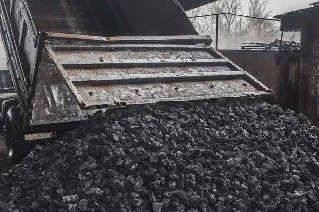 波兰人买的煤炭，下雨后褪色了…