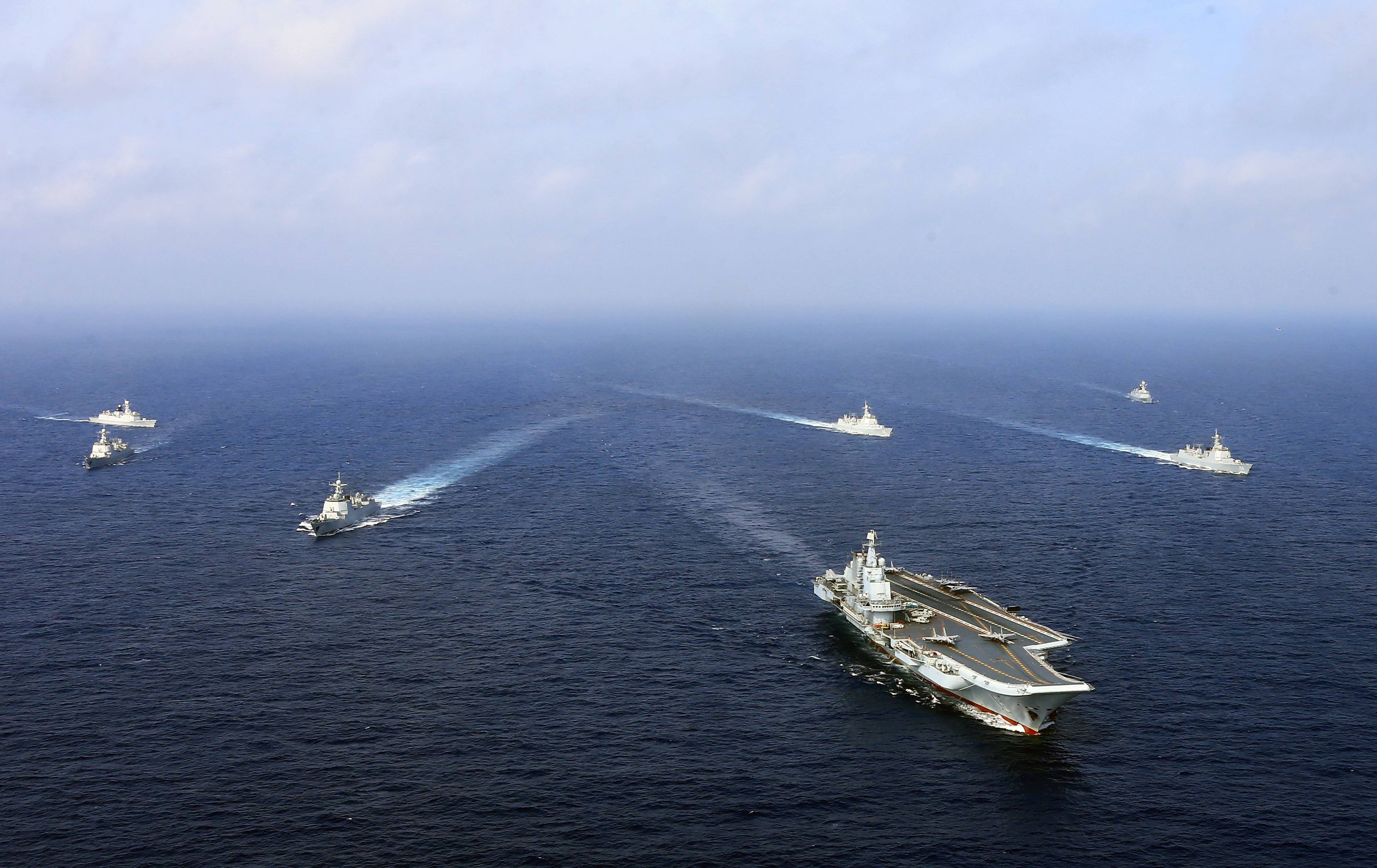 从通过台湾海峡进入南海,到开展远航训练,辽宁舰一路劈风斩浪