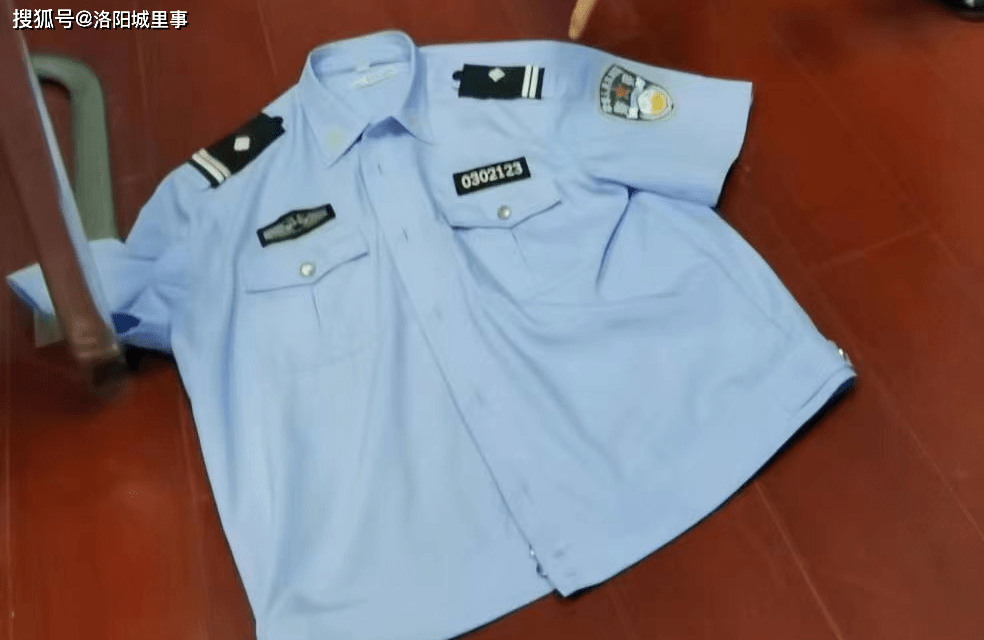 警服胸章图片