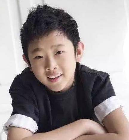 因为大家看他感觉就是一个孩子,只有查看身份证的时候才发现原来侯祥