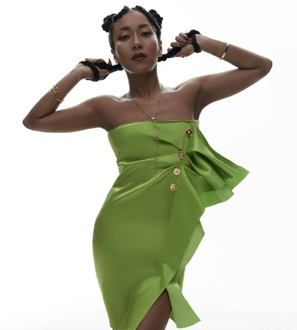 被吉克隽逸惊艳到了,穿荧光绿抹身材裙秀好身材,比冷白皮更有魅力