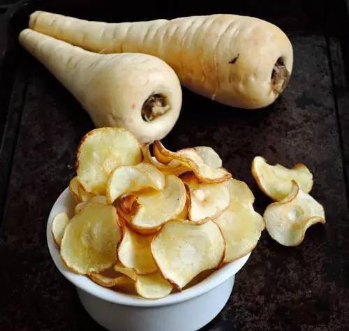 这种蔬菜产自欧洲,叶子像芹菜,形状和味道都像胡萝卜,区别是欧防风