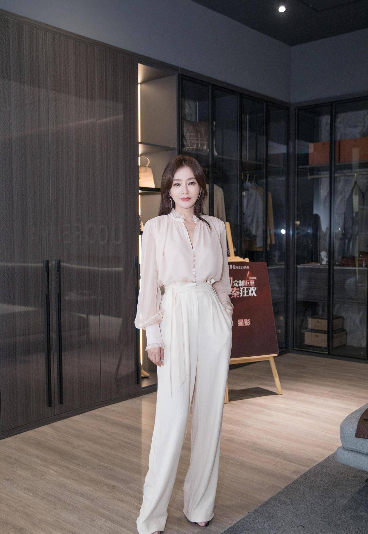 跟着温柔女神秦岚学穿搭,衬衫配高腰裤简约利落又高级,优雅时髦_造型