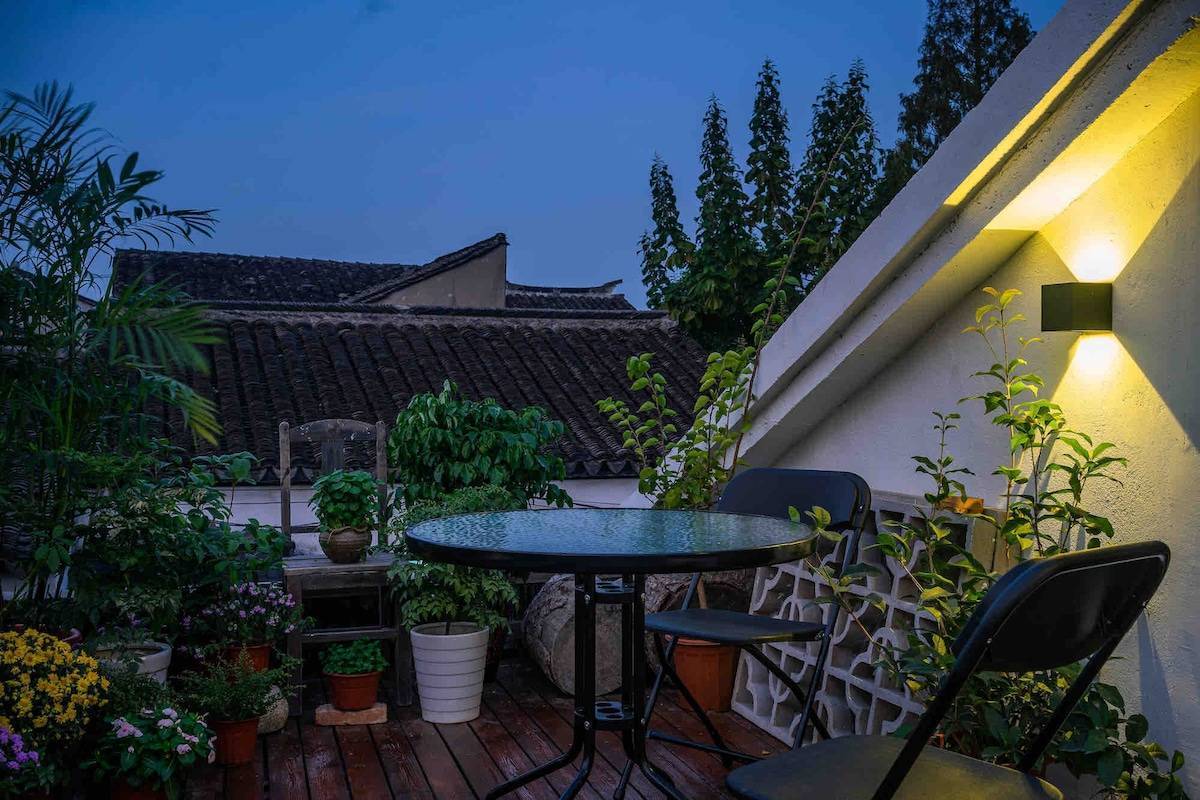 楼顶阁楼小,斜顶开扇通风窗最机智,开关方便,能遮雨也能当露台!