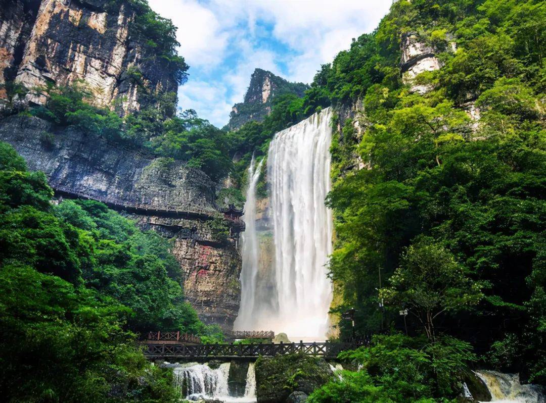 是長江三峽西陵峽口新闢的以飛泉馳名的旅遊景點,它距宜昌市34公里