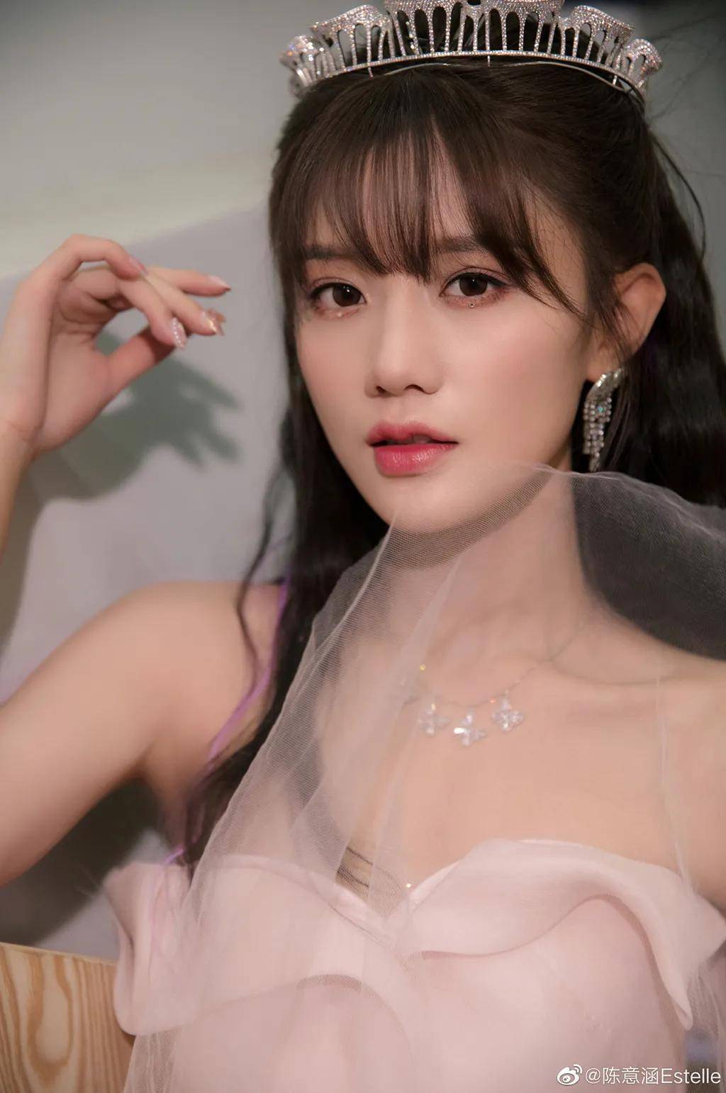 陈意涵被大众熟识是在2018年《创造101》的舞台上,她优渥的家境曾成为