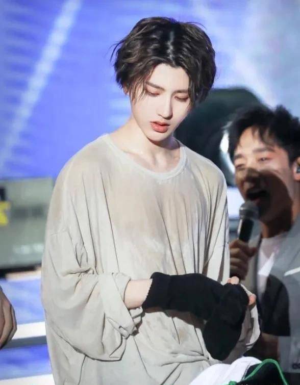 蔡徐坤晒硬汉形象,网友却不买账,硬汉的定义到底是什么?