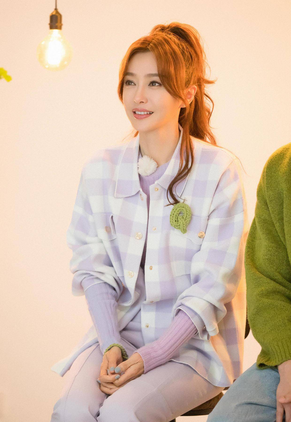 跟着温柔女神秦岚学穿搭,衬衫配高腰裤简约利落又高级,优雅时髦_造型