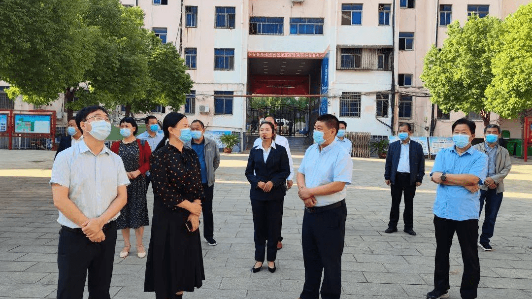 邓州市副市长刘红梅一行莅临城区四初中实地视察指导学校安全工作