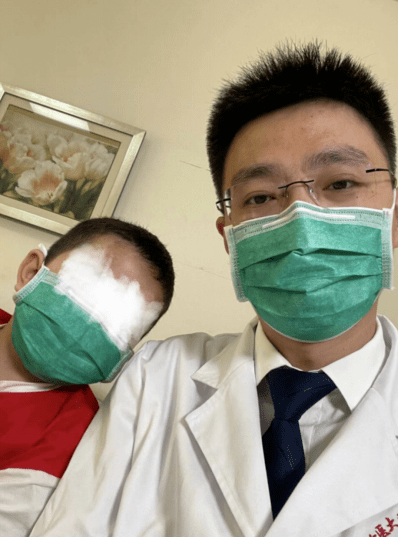 平凡英雄|"和田断臂男孩"上学啦!受伤右手捡起玻璃球_小麦_救治_新疆