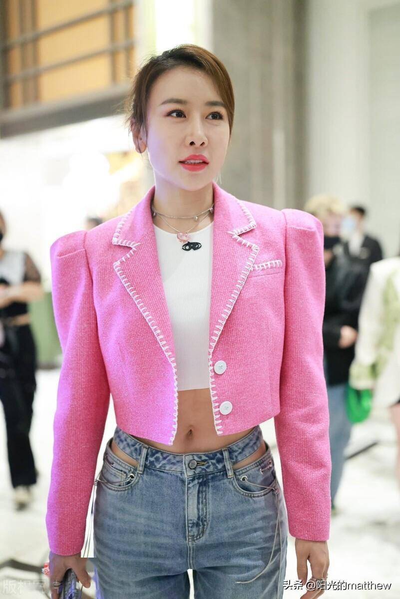 毛俊杰现身上海时装周秀,粉色露脐上衣牛仔裤清新时尚_毛俊杰_粉色