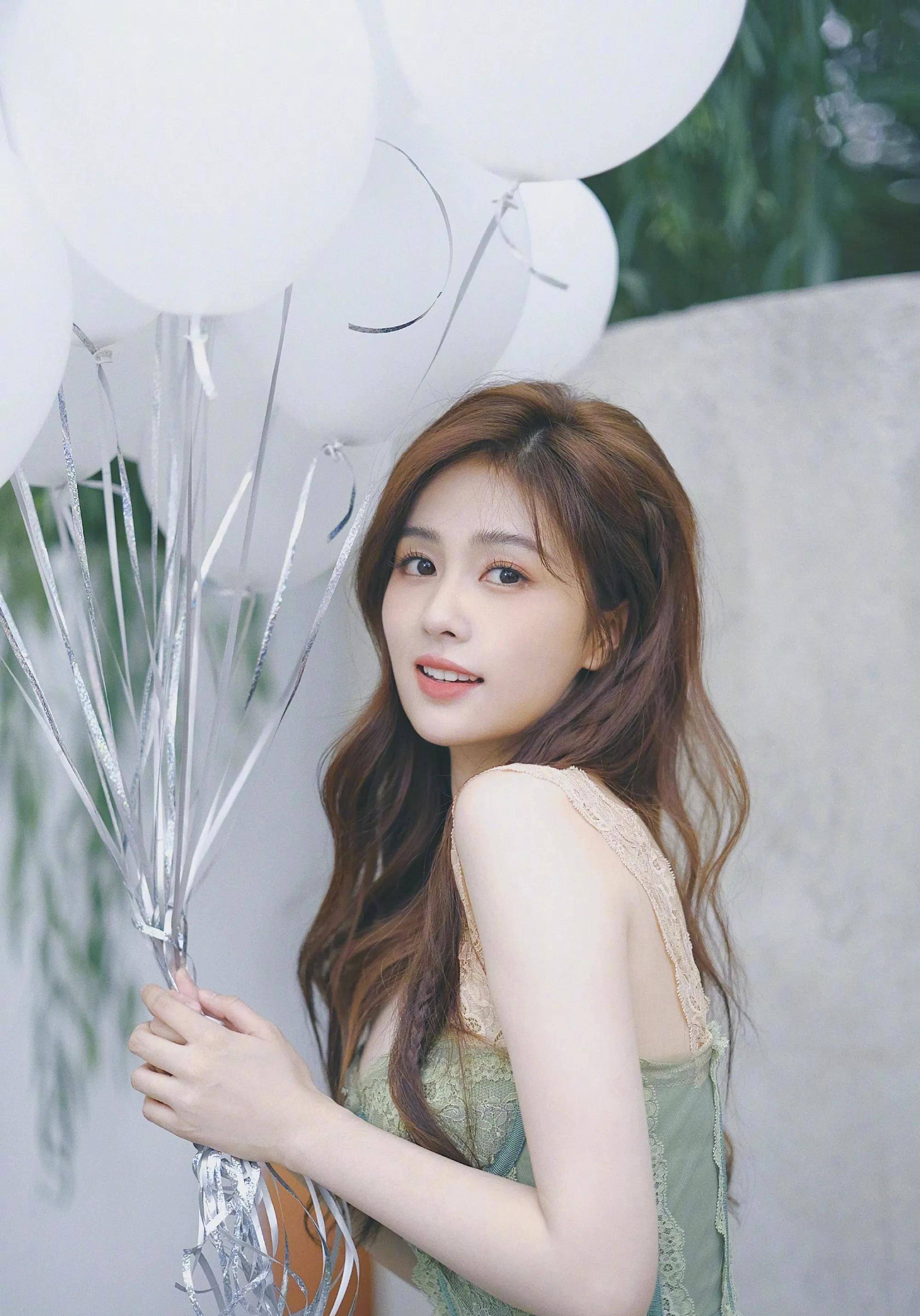 白鹿晒庆生照,气球长裙温柔回眸粉丝说:今日做最幸福的小朋友吧_白梦