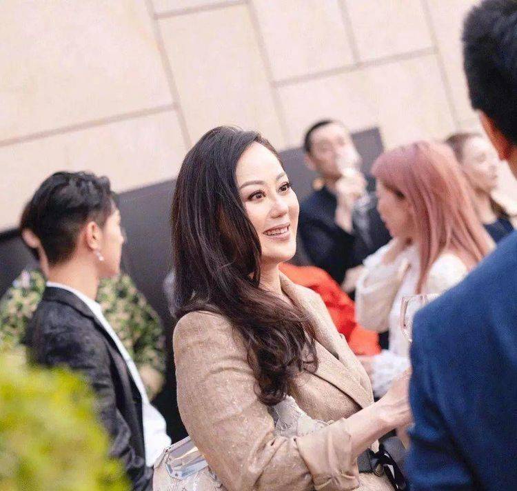 香港第一败家女,败光两位亿万富翁,欠下巨额债款,如今翻盘_章小蕙