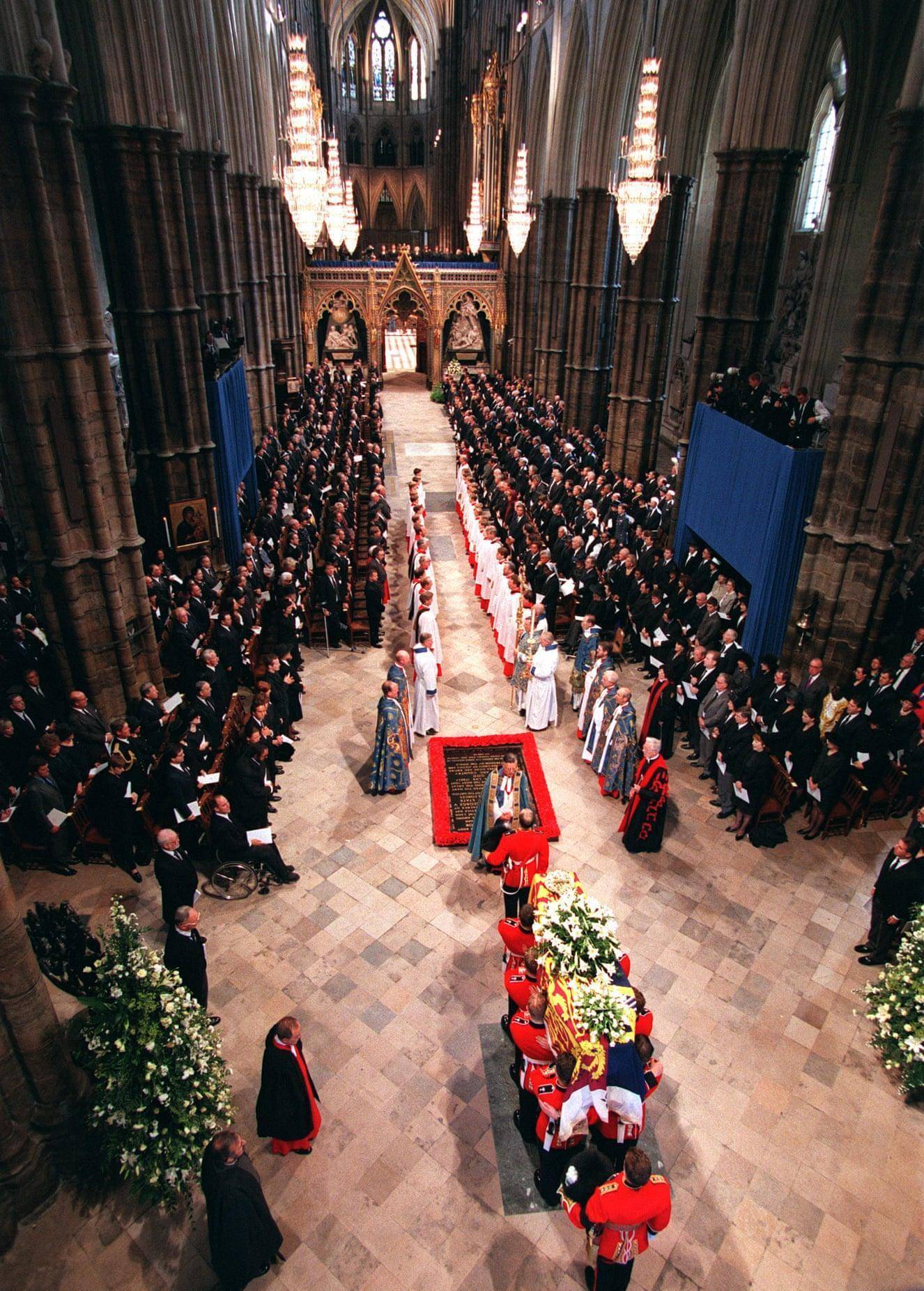 戴安娜葬礼现场:百万人送别,威廉王子满眼憎恨,女王则面露微笑_英国