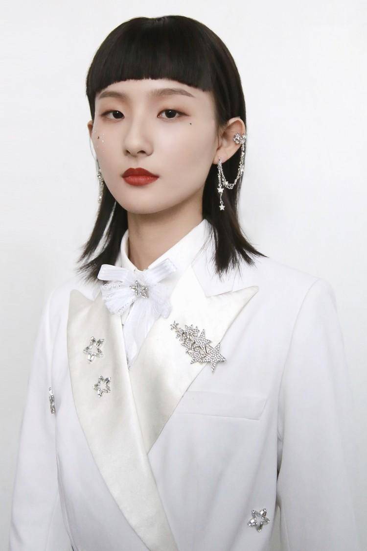 00后唱作人的模板,张钰琪值得拥有姓名_音乐_billie_eilish