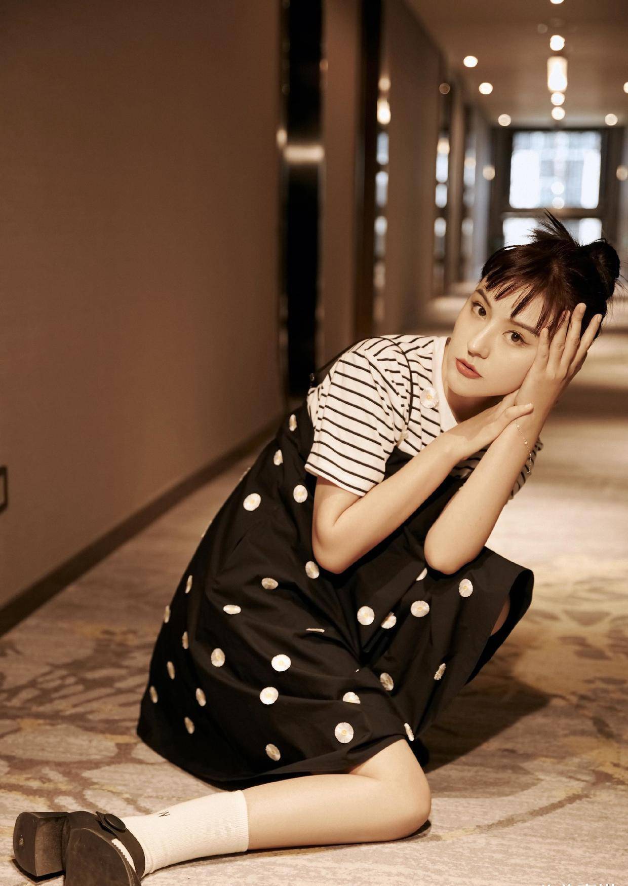 热依扎转型成功,穿白色西装裙亮相颇有ol气场,时尚大方真高调_黑色