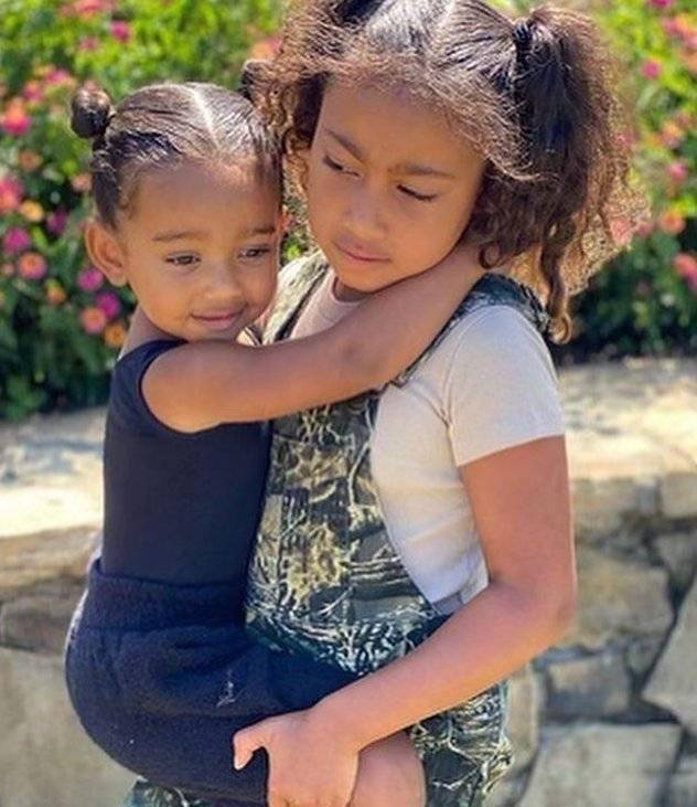 金卡戴珊裹比基尼真性感!