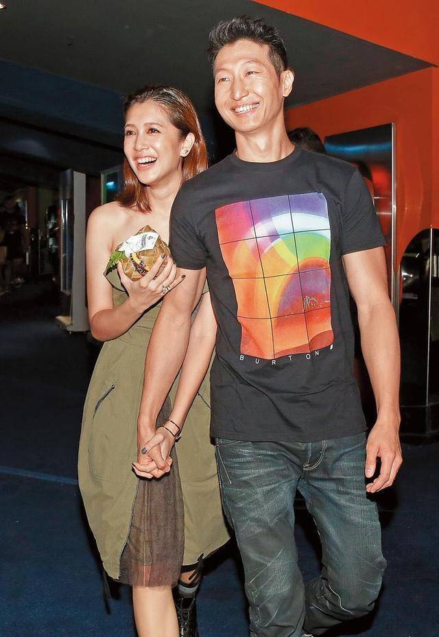 甜蜜游公园,相恋3年仍恩爱_刘奕儿_黑色_滑板