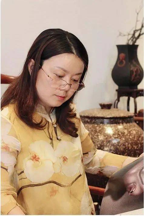 紫砂王朝:"梅王"朱炳浩爱女,高工【朱芊芊】,刀走砂间,境由心造_父亲