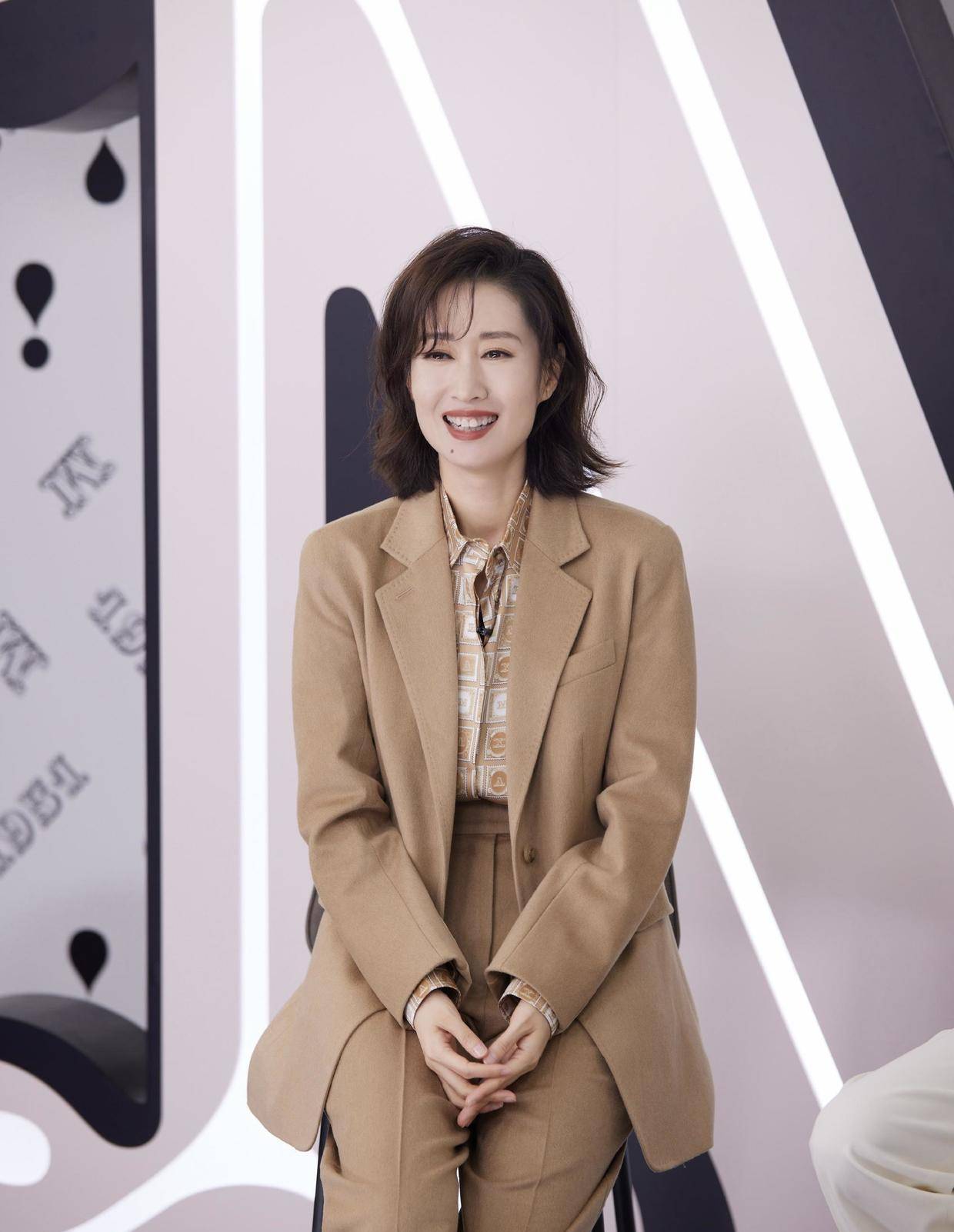 刘敏涛美丽的太好了,穿大地色西装套装出席活动,不像45岁的人_时尚