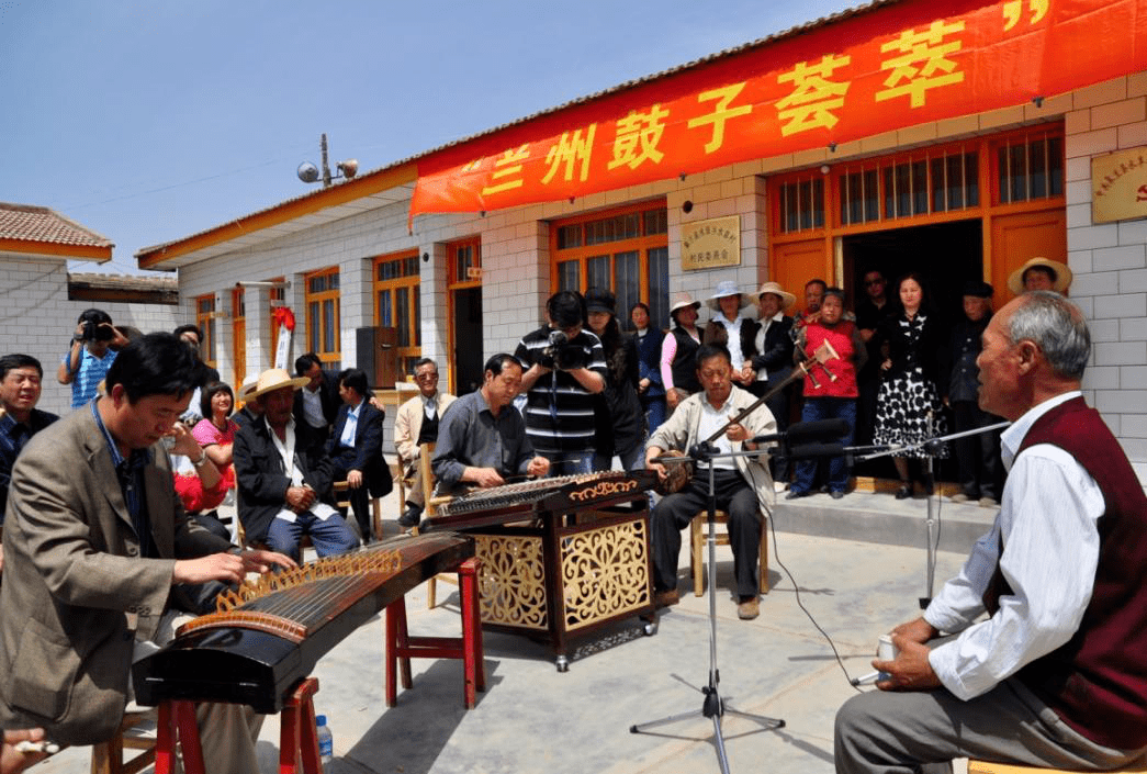 相傳皮影戲起源於漢武帝時期,甘谷皮影戲由通渭縣皮影藝人傳入.