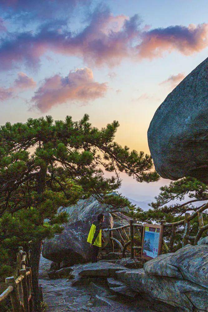 罗田县薄刀峰风景区:夜色下的卧龙岗_山脊_天空_大别山