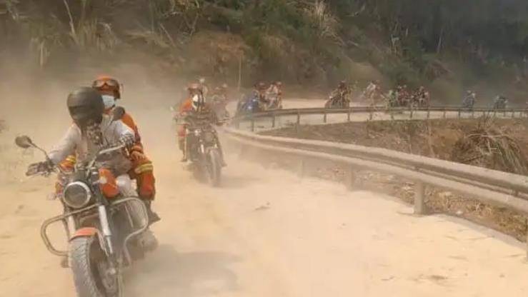 重庆山火摩托车队逆行而上，摩托车大多没有牌照，会被处罚吗？