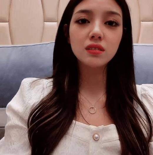 兜儿晒女儿照片,眼睛鼻子像她嘴巴像小猪,网友:更像小猪妹