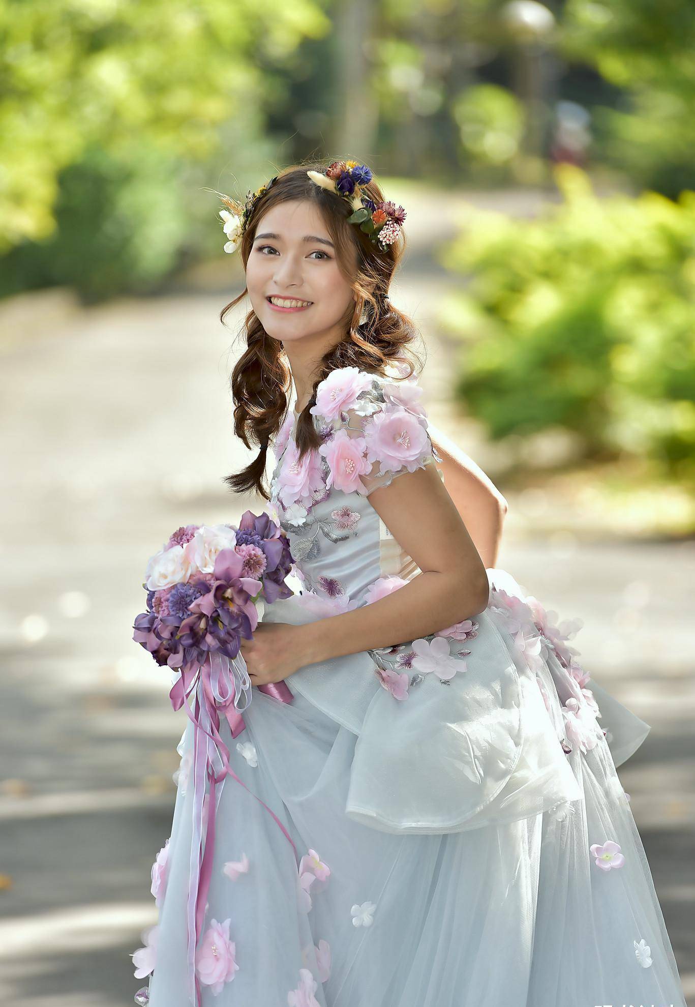 也许对单身的朋友来说,看到漂亮女生穿婚纱,除了被她的美貌所吸引