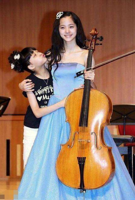 三妹欧阳娣娣是拉小提琴.