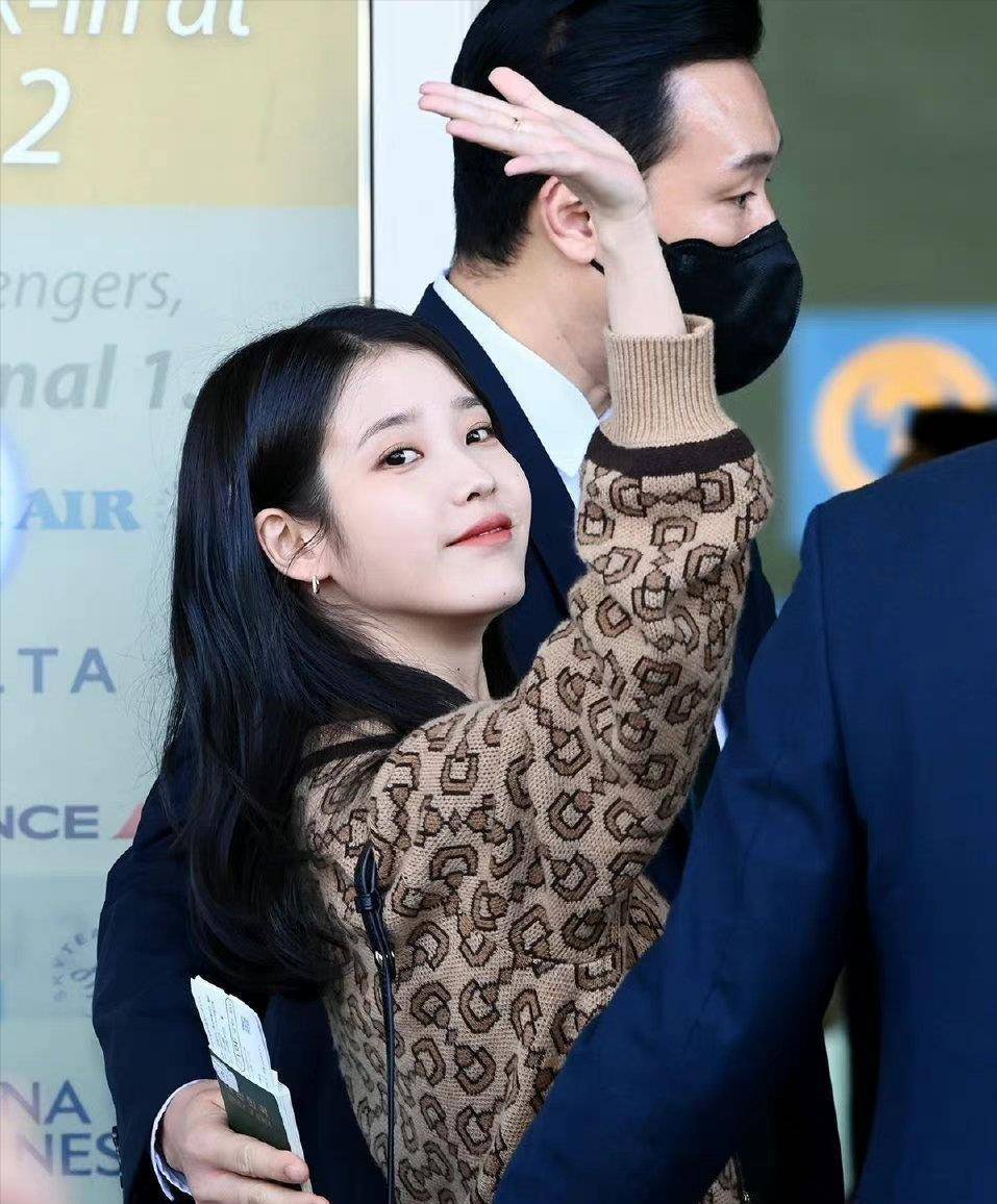 iu李知恩走机场美图被拍,简约的秋季穿搭美到骨子里_黑色_小丸子_图案