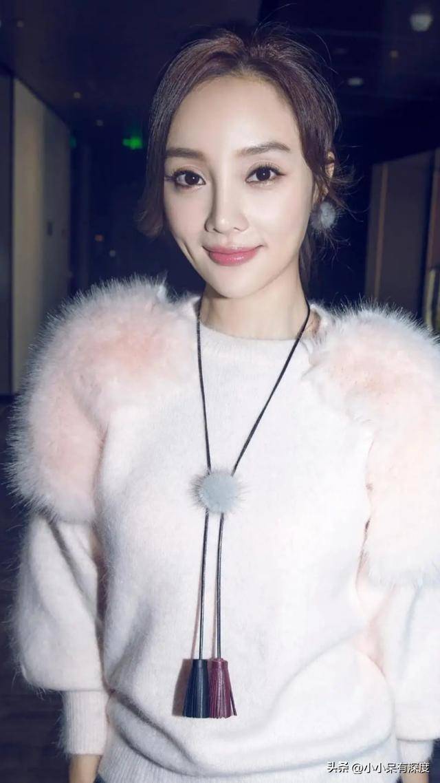出生于演艺世家的李小璐,爷爷是原八一制片厂的员工,父亲李丹宁是导演
