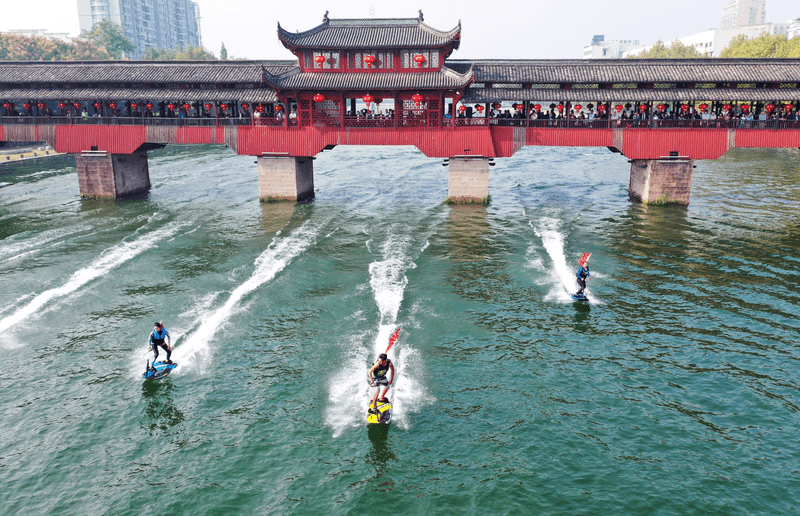 起点滨江广场位于武义县城区中心,横卧在熟溪畔,是一座依街傍水的开放