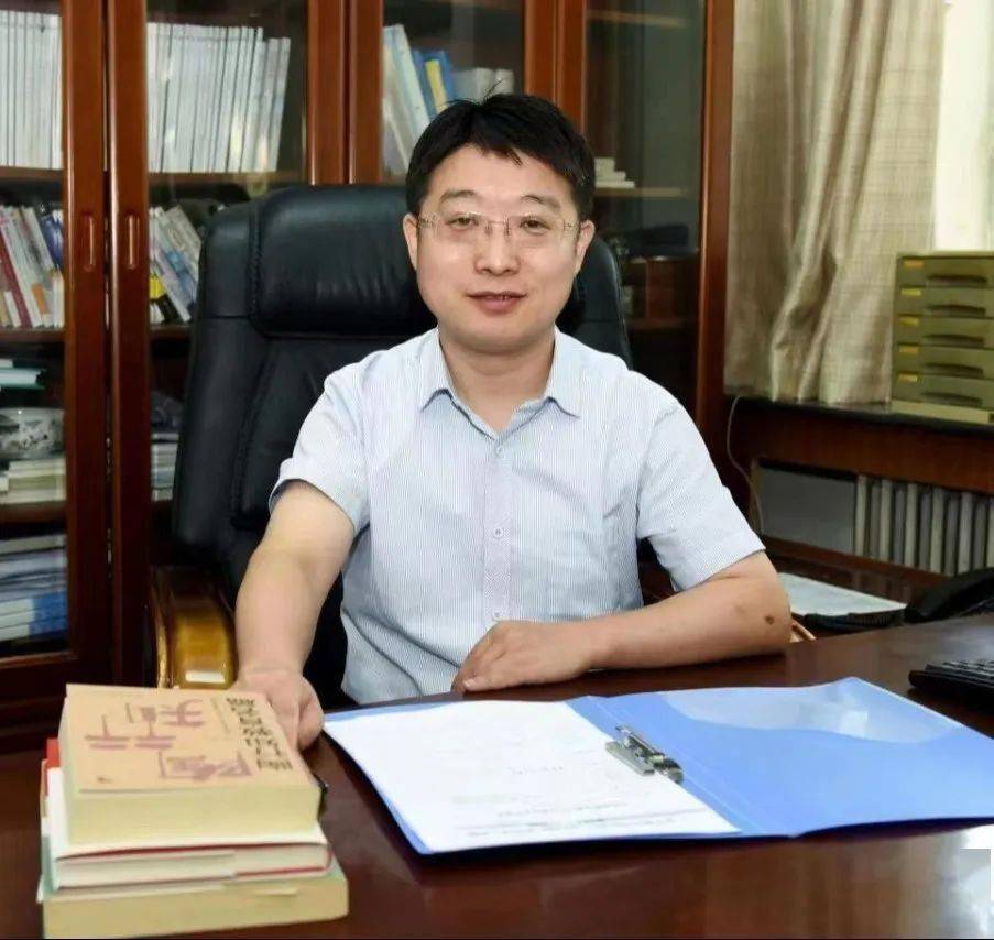 吴峰青岛十七中校长齐鲁名校长青岛市学科带头人,青岛市教学能手两位