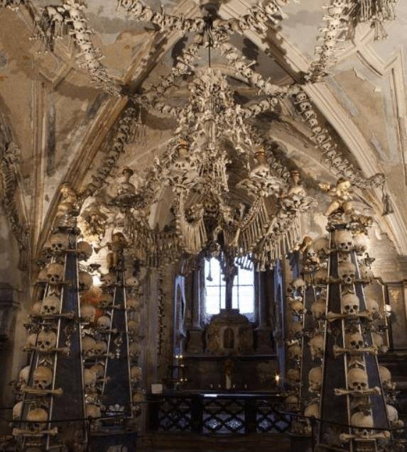 世界上最瘆人的教堂，用万具真人骸骨当装饰品？一周只开放一次