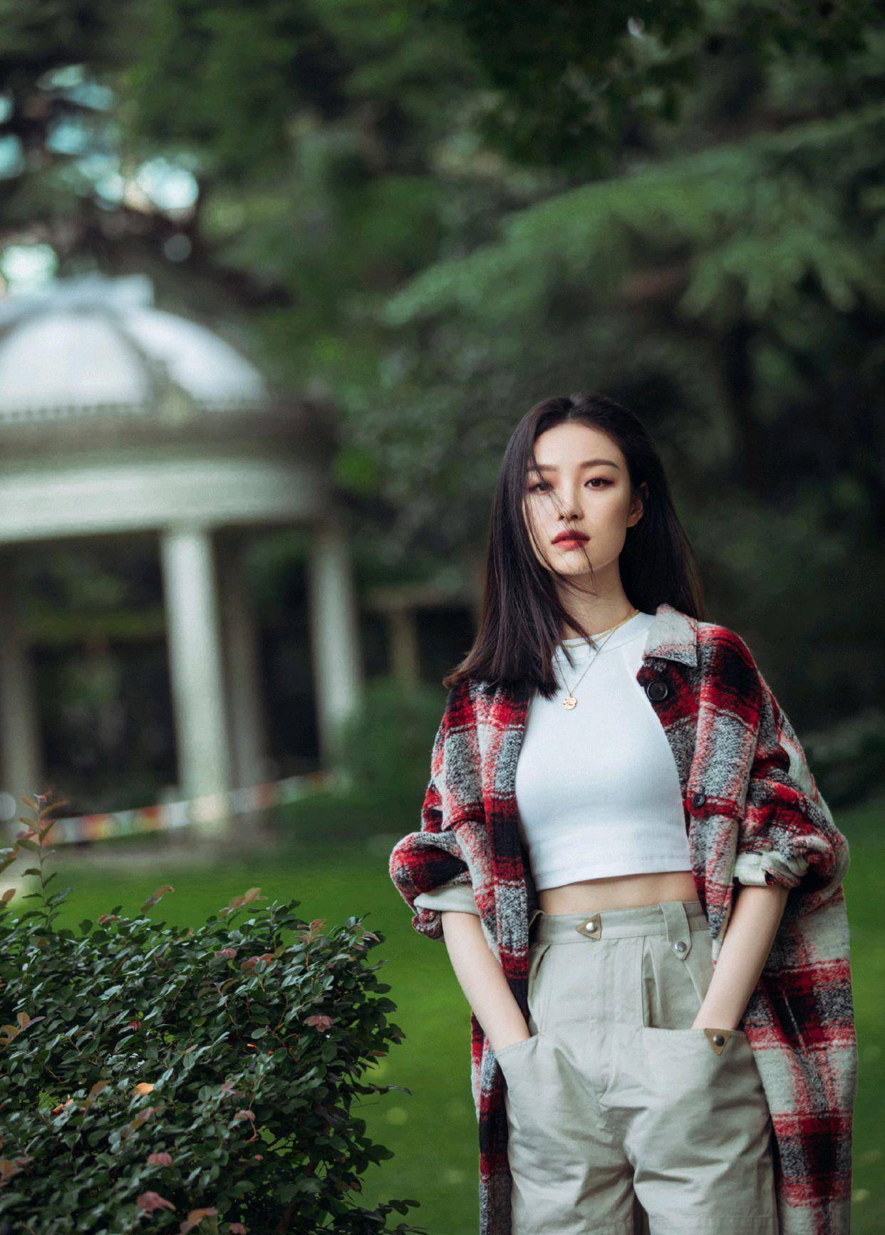 倪妮玩转时尚,把格纹长衬衫穿出高级感,这气场完全不输给超模_元素