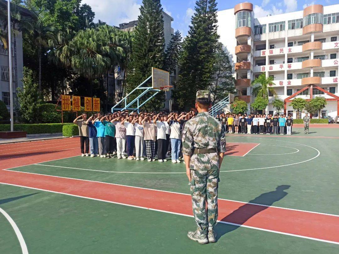 华侨中学进行2022年高一新生军训