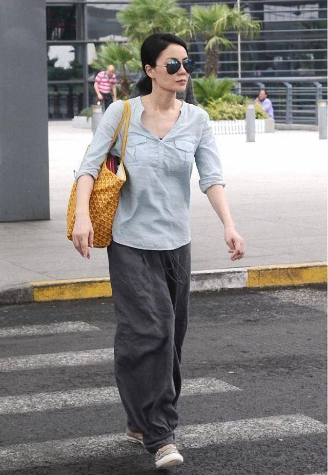 51岁王菲素颜走机场,穿衬衫配灯笼裤好休闲,高冷气质学不来_造型_时候
