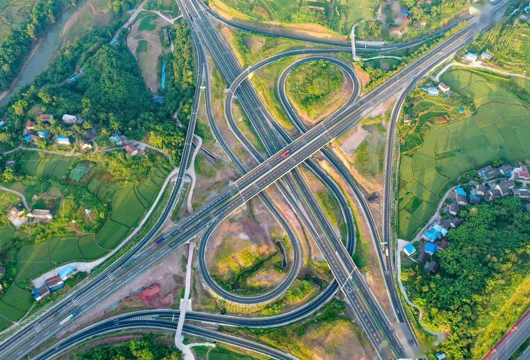 建設渝北至廣安鐵路,廣渝快速通道等項目,常態化開行跨區域城際公交