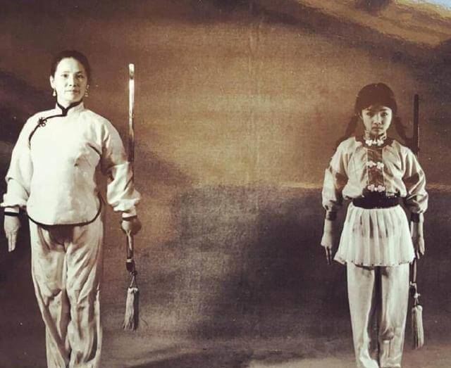 其实甄子丹全家人都是武林高手,母亲麦宝蝉是一位世界闻名的武术家和