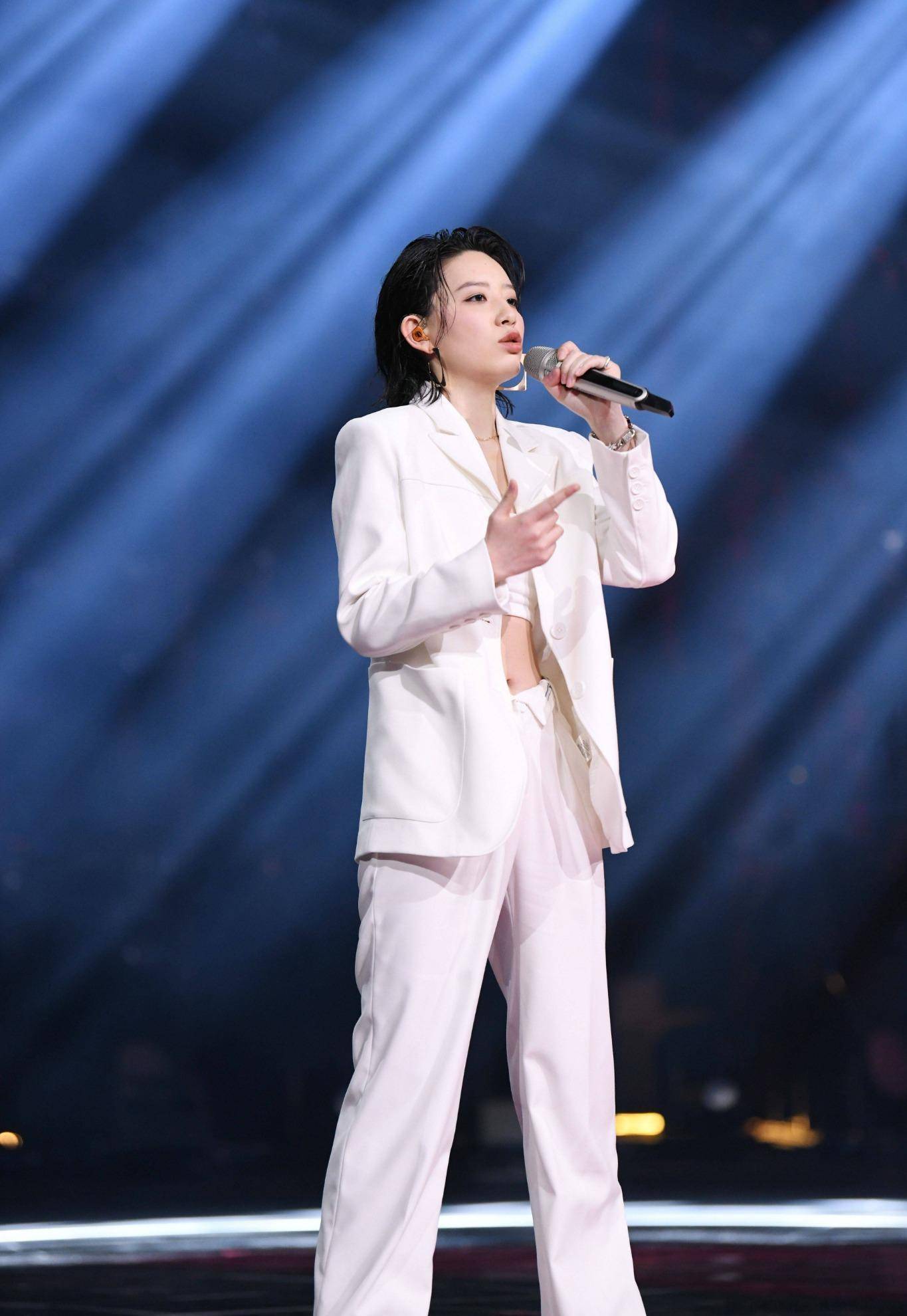 "狙心高手"李斯丹妮,完美演绎黑色时尚,娱乐圈少见的中性女星_姐姐